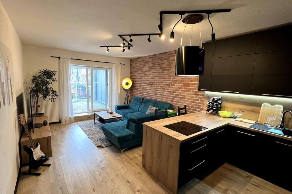 Lake Apartment, 2x Free Garage, 10 Mins To Centre Apartment Pressburg