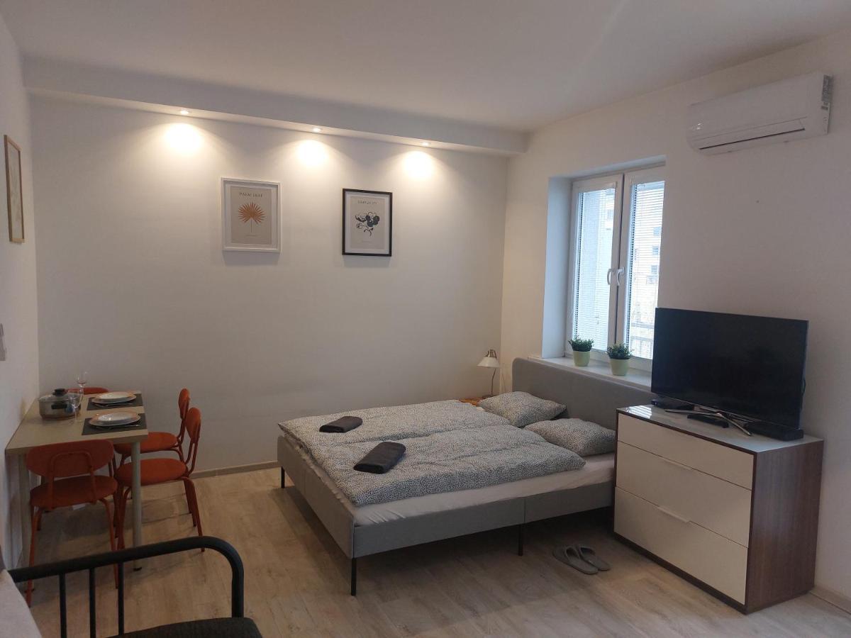 Utulny Apartman S Balkonom