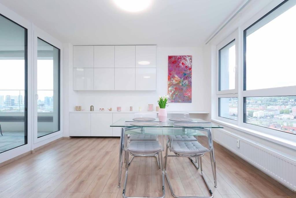 Danubius One - Spacious W Free Parking Apartment