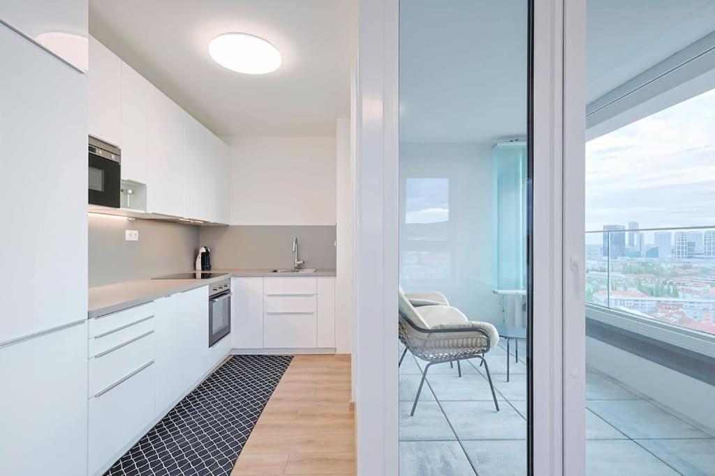 Danubius One - Spacious W Free Parking Apartment *