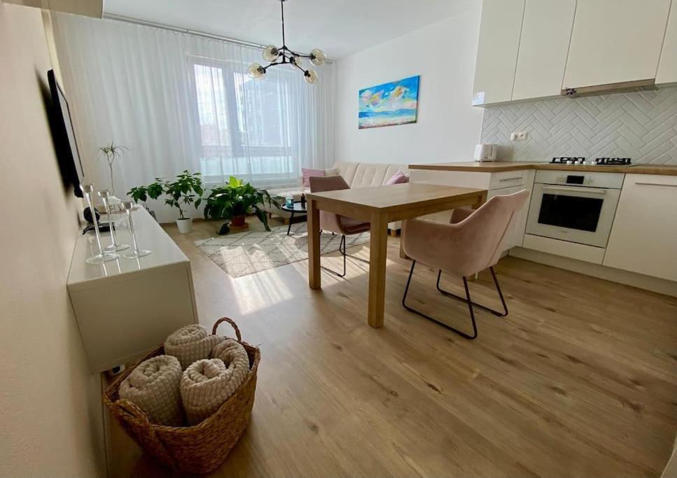 Apartment Lucao Apartment, 1-4 Guests, Free Parking & Wifi, 10 Min From Downtown *
