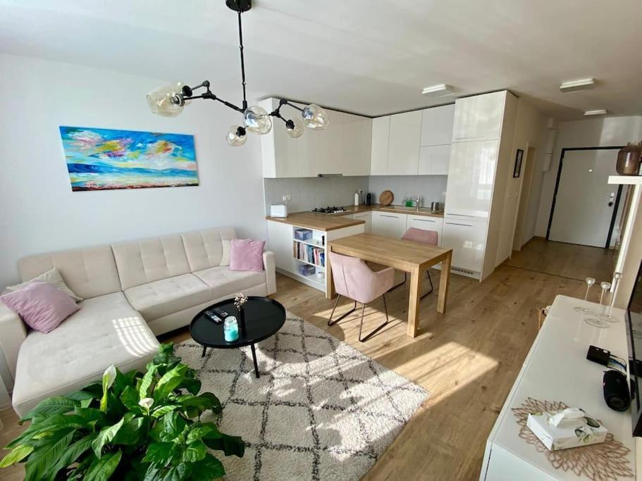 Lucao Apartment, 1-4 Guests, Free Parking & Wifi, 10 Min From Downtown Apartment *