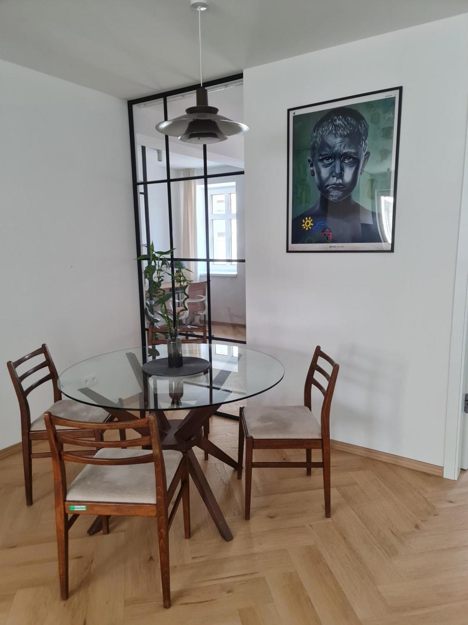 Apartment Beautiful New In Old Town Near Train Station - Free Parking *