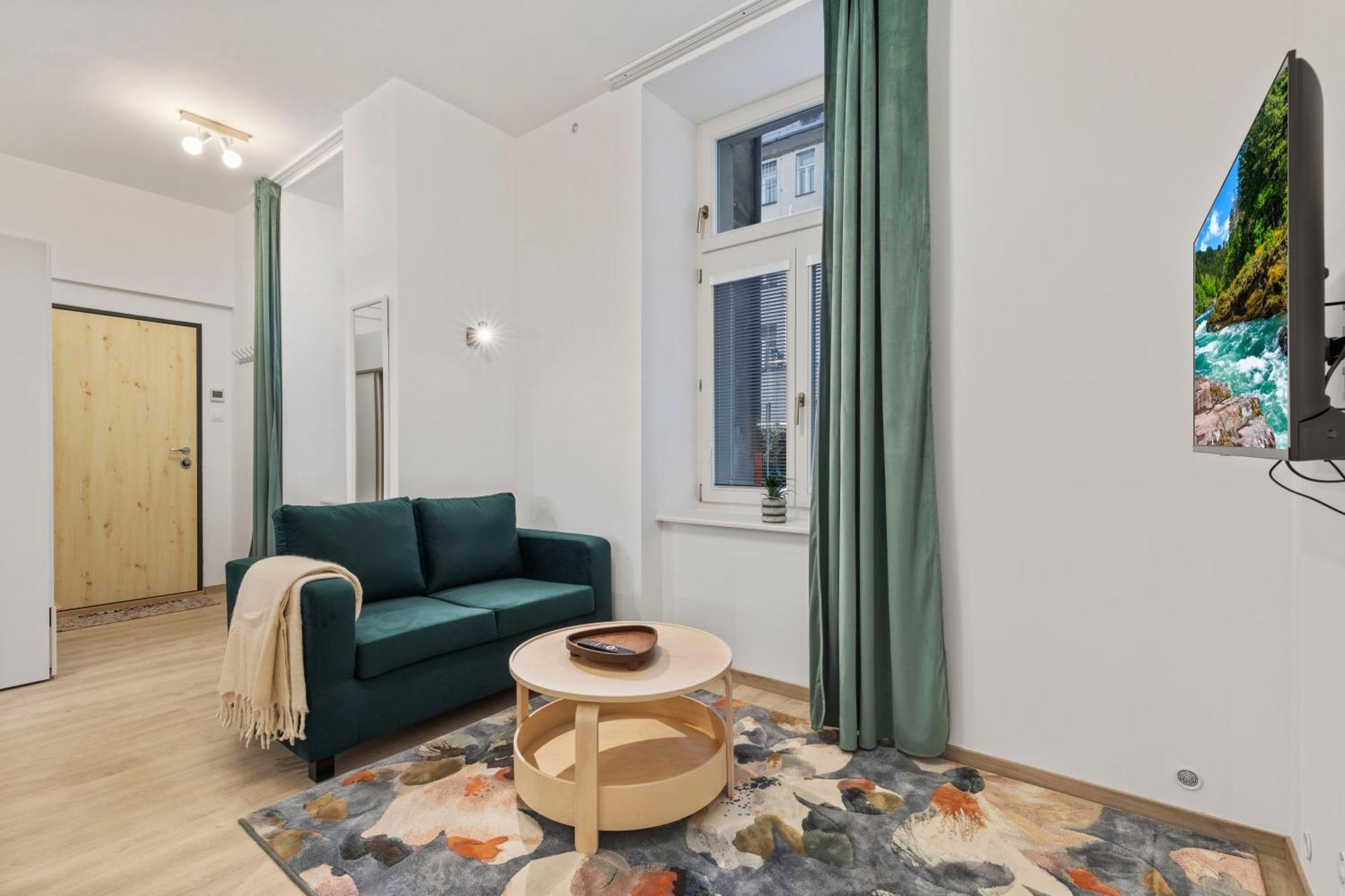 Apartment Garden Haven In Old Town