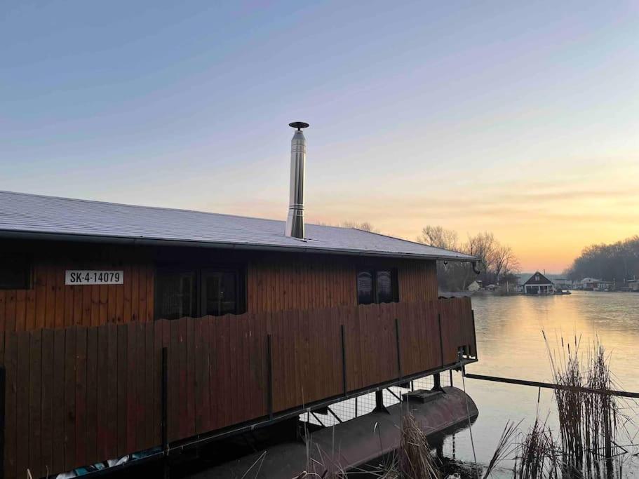 Na Hrote Ostrova Dobrodruzne Byvanie Na Hausbote Botel *