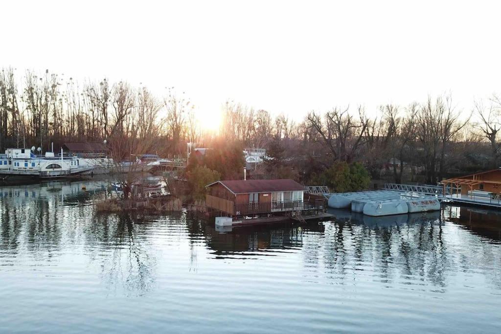 Na Hrote Ostrova Dobrodruzne Byvanie Na Hausbote