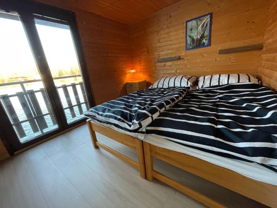 Na Hrote Ostrova Dobrodruzne Byvanie Na Hausbote * Bratislava