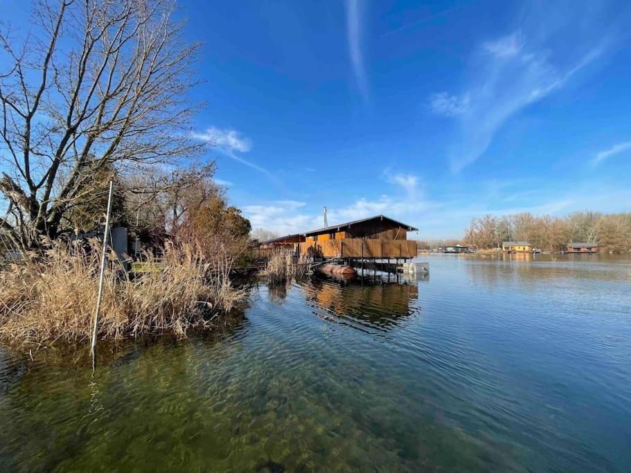 Na Hrote Ostrova Dobrodruzne Byvanie Na Hausbote Bratislava