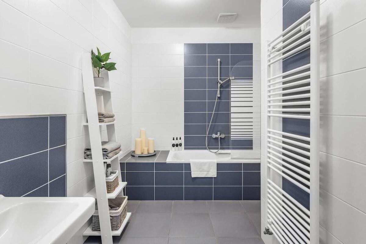 Apartment Centre, Balcony, Ac & Lift