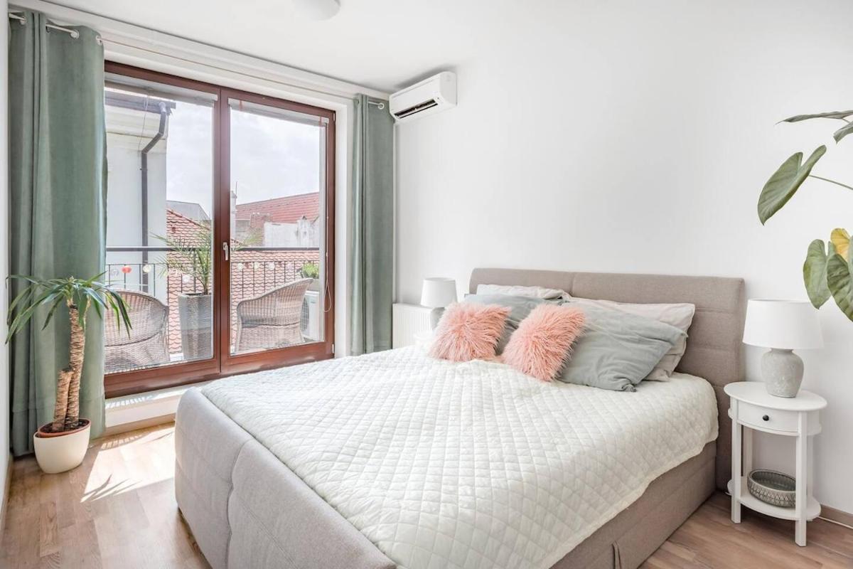Centre, Balcony, Ac & Lift Apartment *
