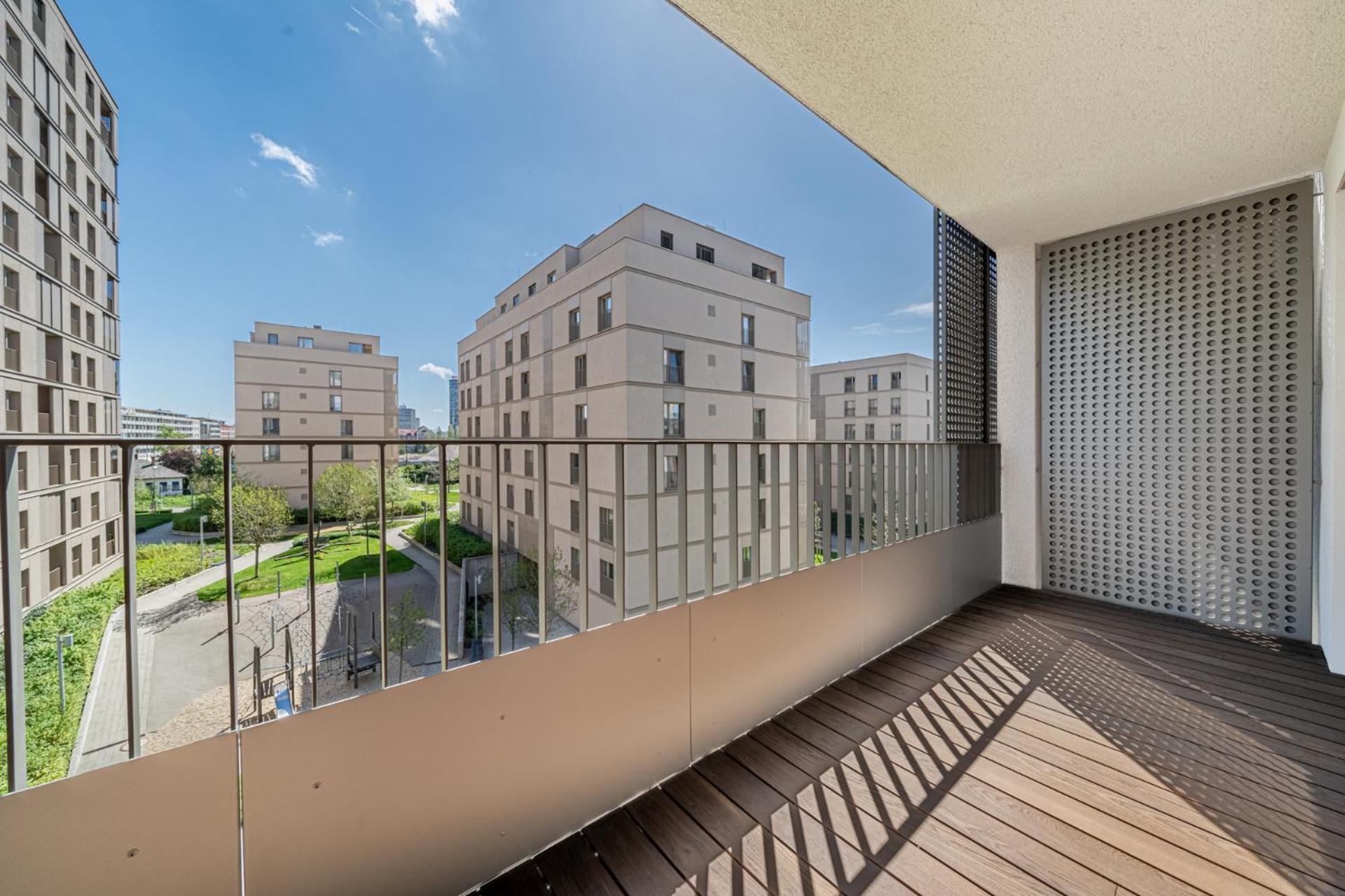 Cloud 9 Pri Myte Elegance - Brand New With Free Parking *