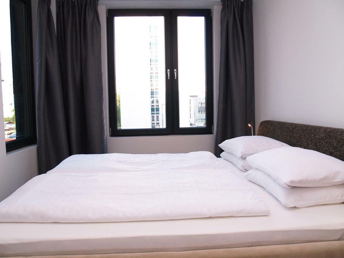 Elegant Mileticova, Free Parking