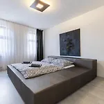 Bnb Sk Zamocka Artist Apartment