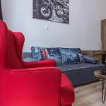 Charlie - Modern Centrally Located Downtown Studio