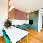 Luxurious Brand New Free Parking Apartment