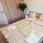 New Cozy 2 Room Pink Apartment Bratislava 048