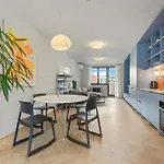 Elegant City Escape - Modern & Central