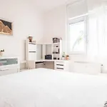 Cosy 2 Bedroom Flat Close To The Town With Parking