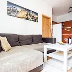 Cosy 2 Bedroom Flat Close To The Town With Parking