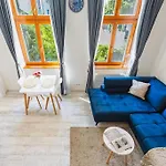 Bnb Historical Hideaway Apartment