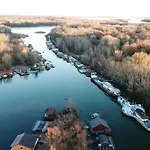 Na Hrote Ostrova Dobrodruzne Byvanie Na Hausbote