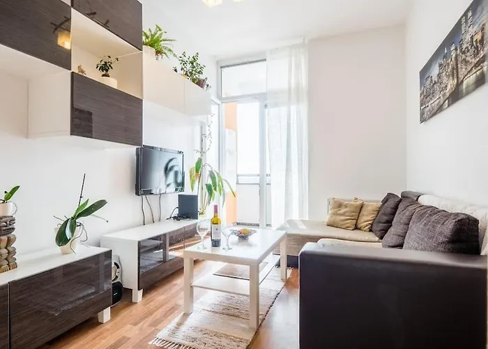 Cosy 2 Bedroom Flat Close To The Town With Parking