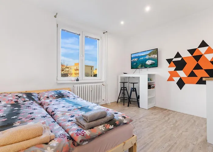 Apartment 20 Minutes From City Center W Coffee, Tea, Tv, And Parking