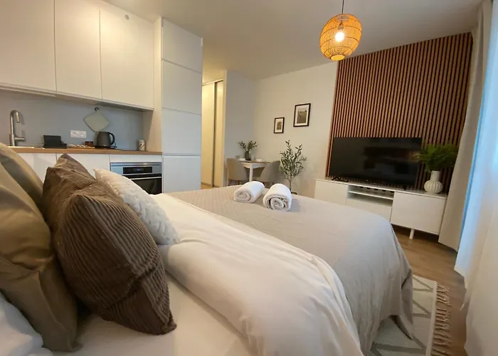 Nook I Airport Apartments