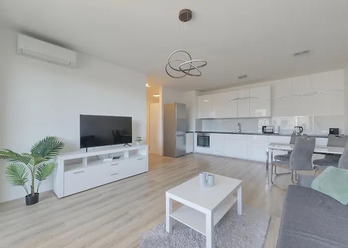 Bazova Apartment With Free Parking