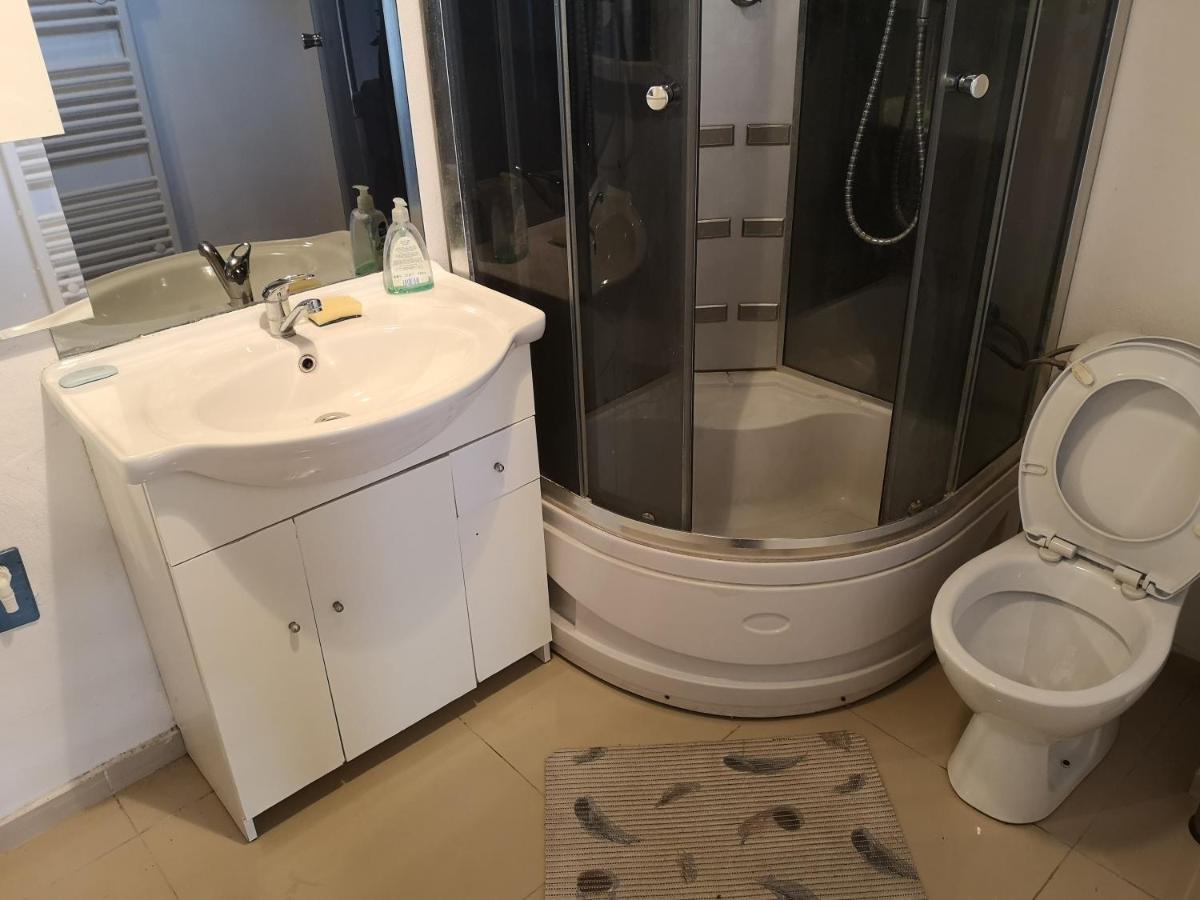 House Apartments, Terrace Grill, Guarded Private Parking, Fast Wifi. Bratislava