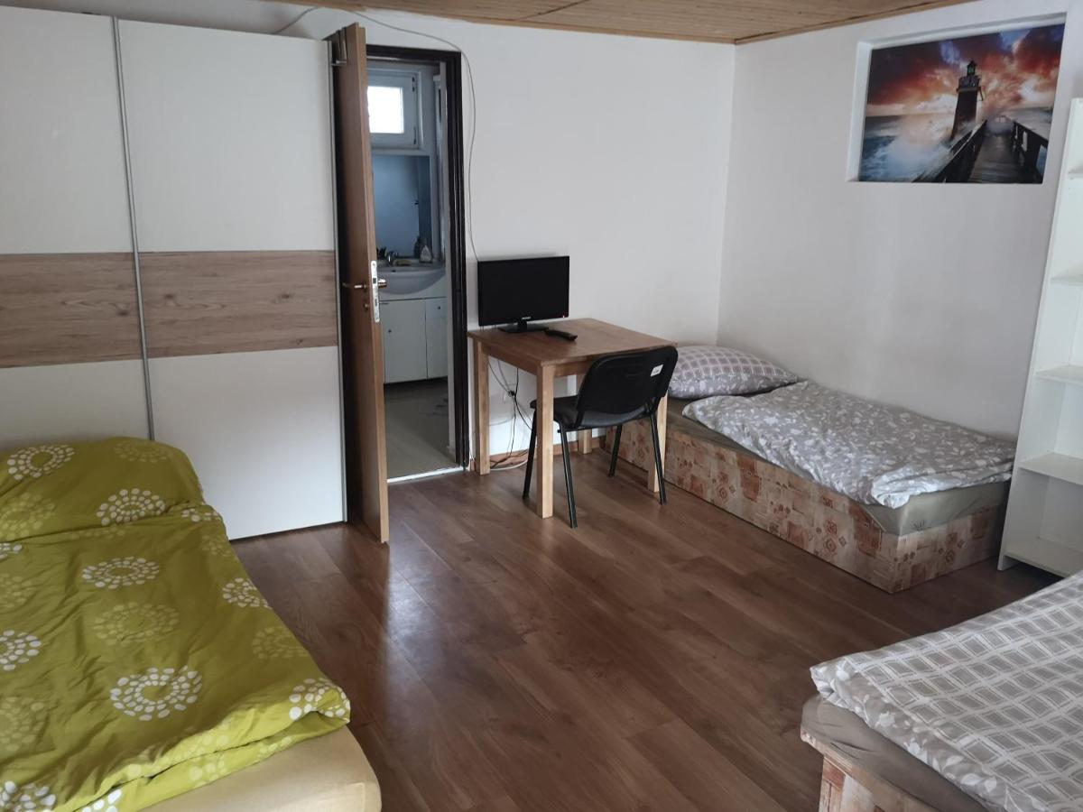 House Apartments, Terrace Grill, Guarded Private Parking, Fast Wifi. Bratislava
