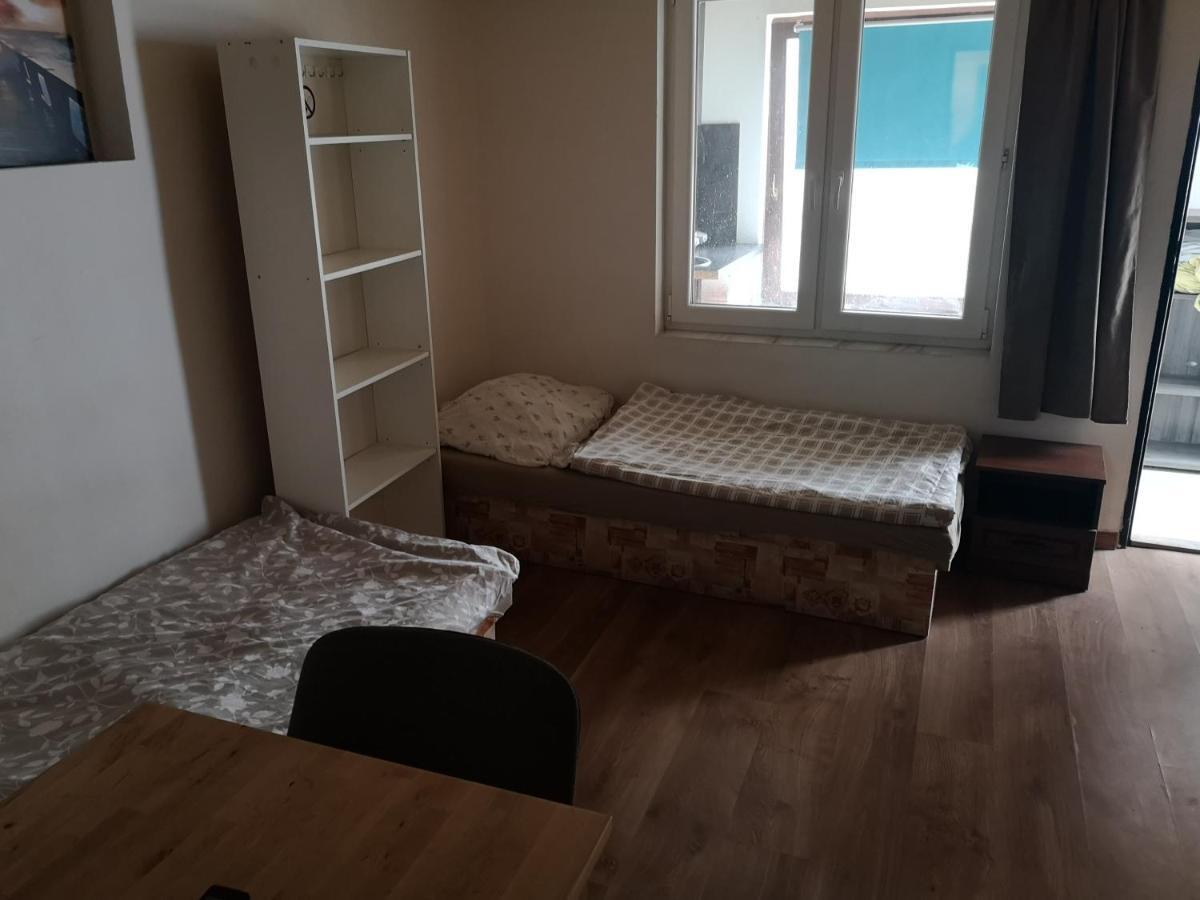 House Apartments, Terrace Grill, Guarded Private Parking, Fast Wifi. Bratislava