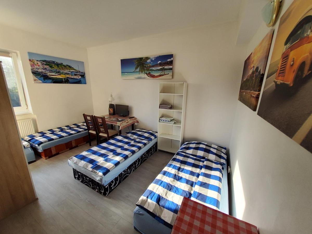 House Apartments, Terrace Grill, Guarded Private Parking, Fast Wifi. Guest house Bratislava