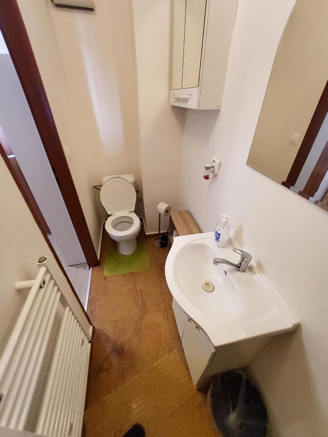 House Apartments, Terrace Grill, Guarded Private Parking, Fast Wifi. Bratislava