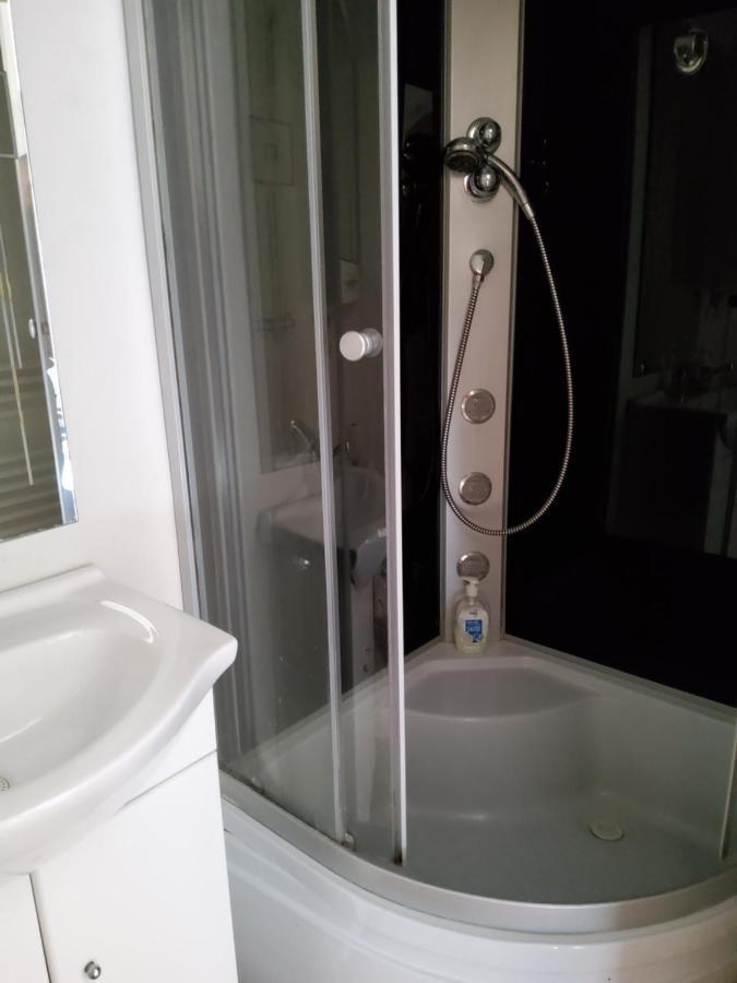 House Apartments, Terrace Grill, Guarded Private Parking, Fast Wifi.