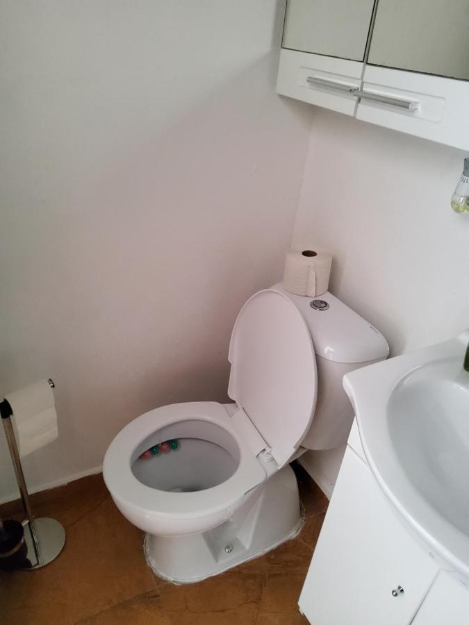 House Apartments, Terrace Grill, Guarded Private Parking, Fast Wifi. Bratislava