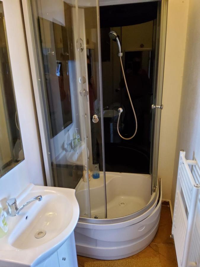 Guest house House Apartments, Terrace Grill, Guarded Private Parking, Fast Wifi.