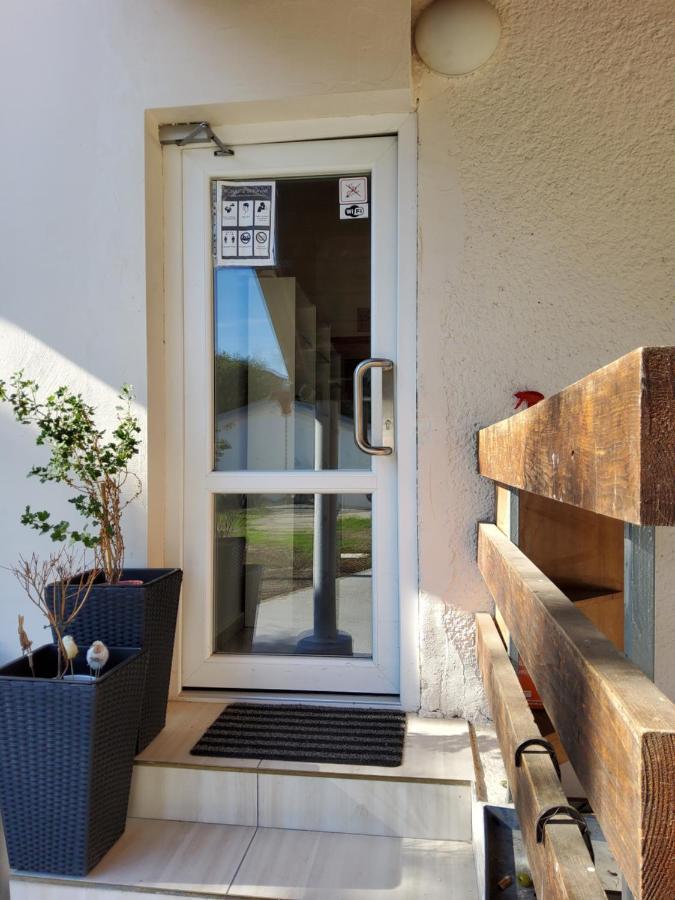 House Apartments, Terrace Grill, Guarded Private Parking, Fast Wifi. Bratislava