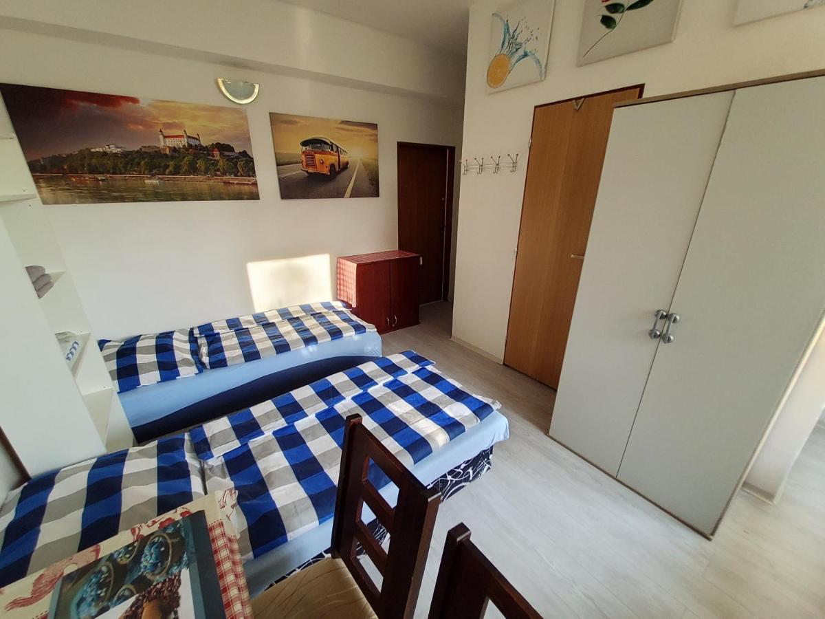 House Apartments, Terrace Grill, Guarded Private Parking, Fast Wifi. Bratislava