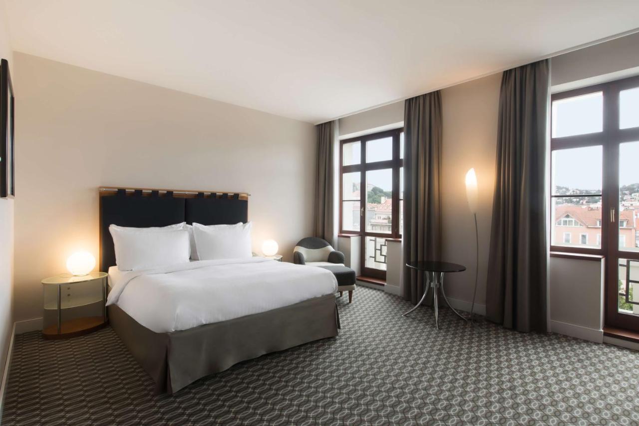 Radisson Blu Carlton Hotel, Hotel