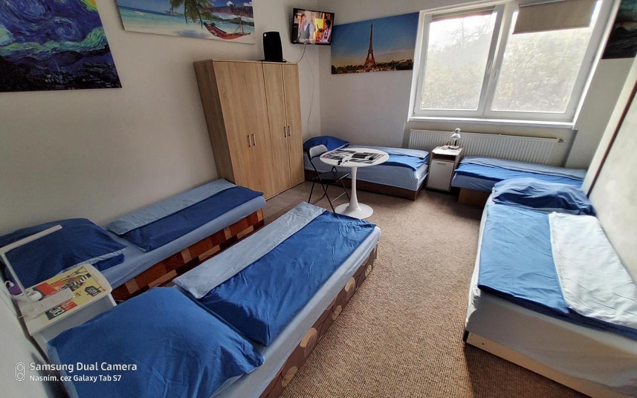 House Apartments, Terrace Grill, Guarded Private Parking, Fast Wifi. Guest house Bratislava