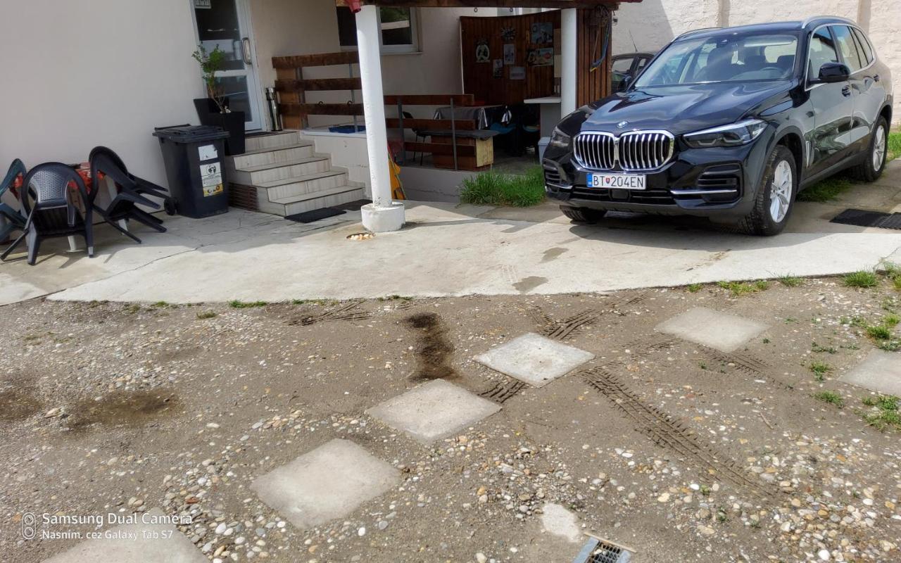 House Apartments, Terrace Grill, Guarded Private Parking, Fast Wifi. Bratislava