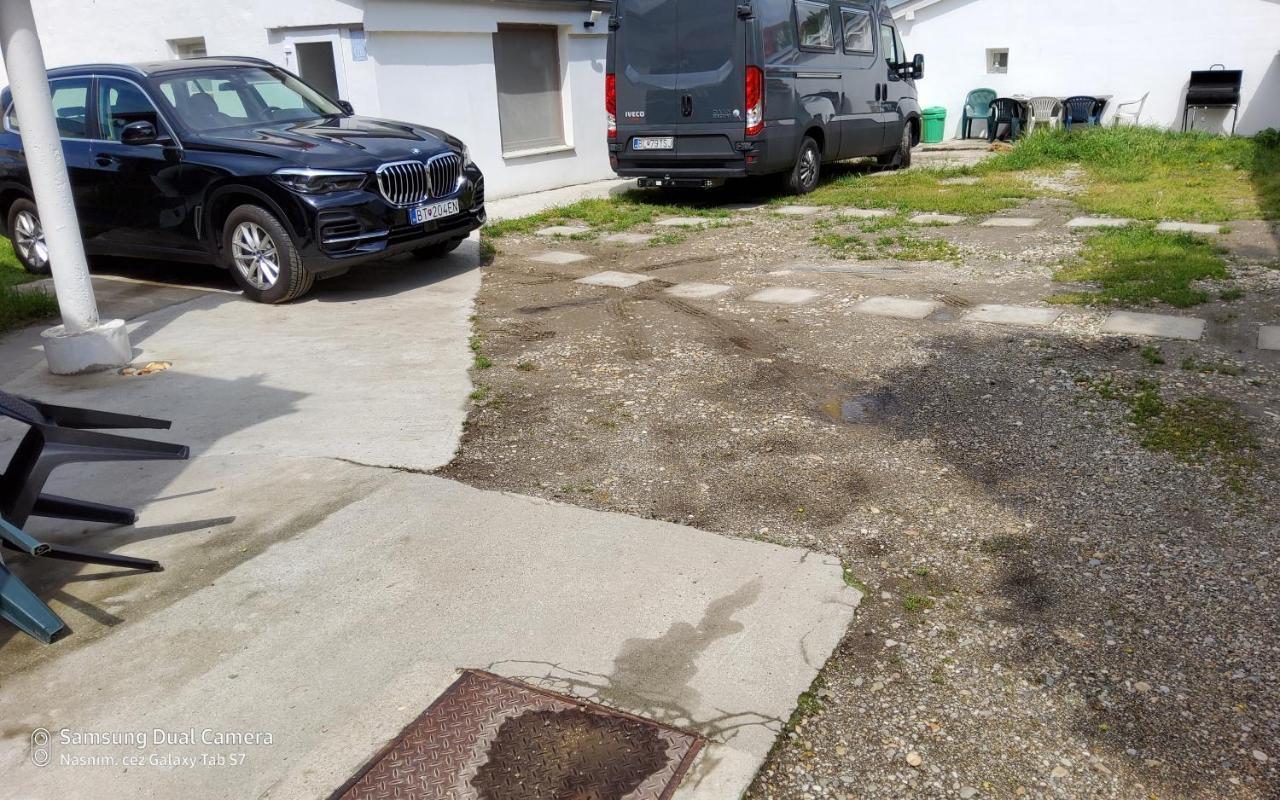 House Apartments, Terrace Grill, Guarded Private Parking, Fast Wifi. Guest house Bratislava