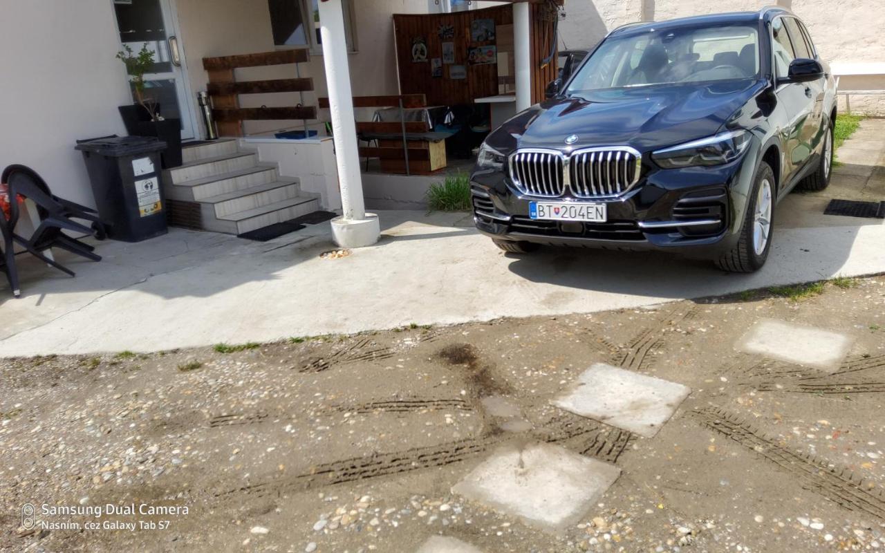 House Apartments, Terrace Grill, Guarded Private Parking, Fast Wifi.