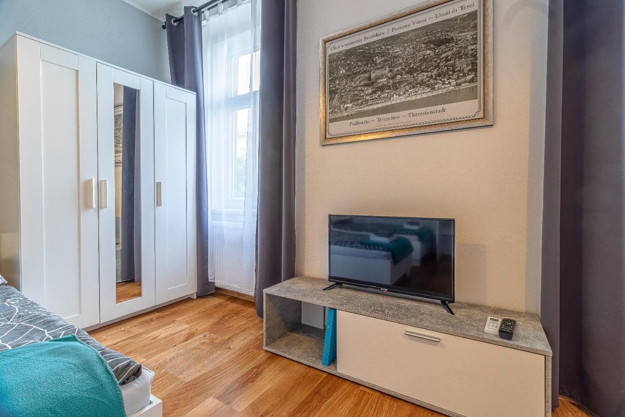 Jonas - Great Location Near Center Apartment *