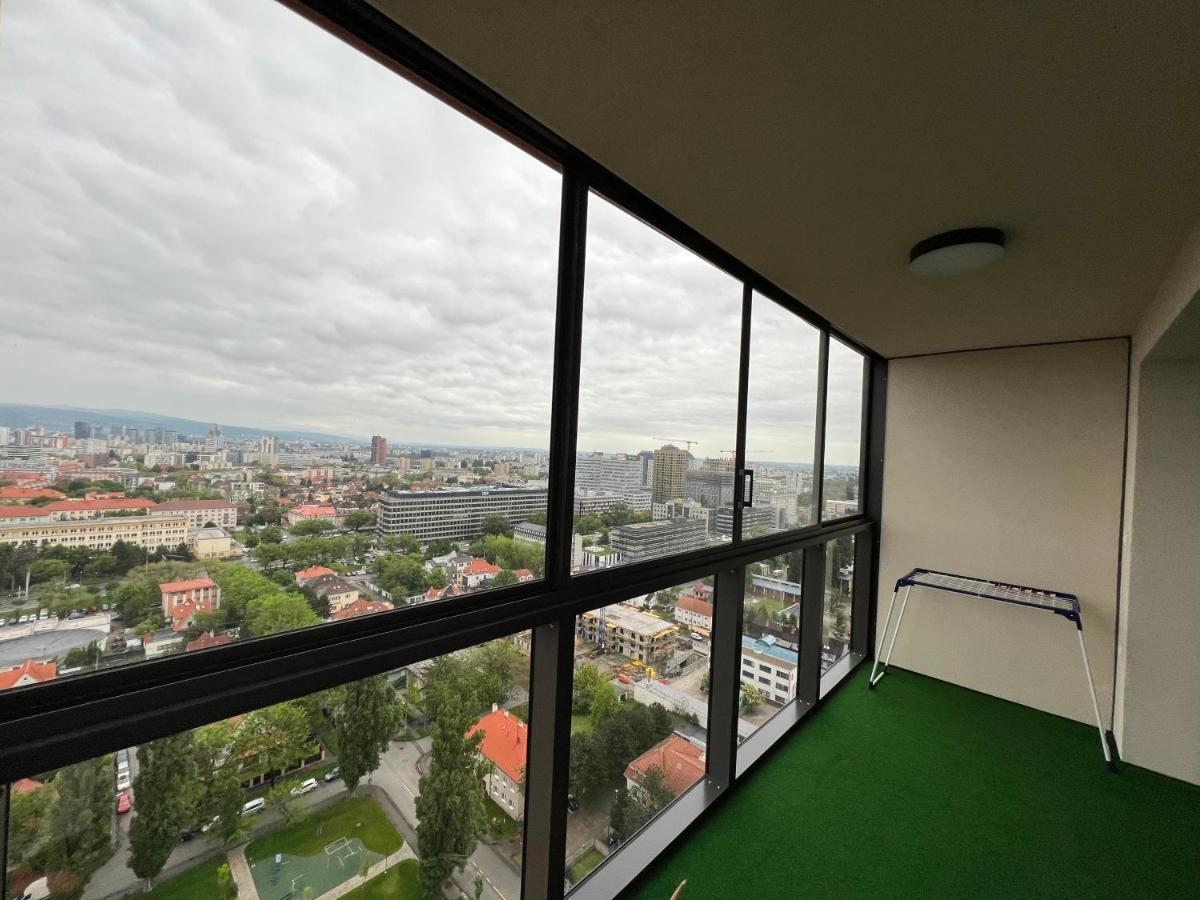 Apartment Stylish With Stunning View Possibility Of Parking *