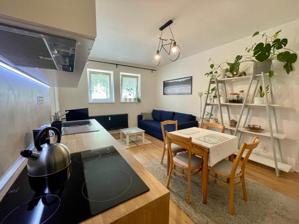 Apartment Cozy Self Check-in In Vibrant Ruzinov Area, Komarnicka 42, Bratislava