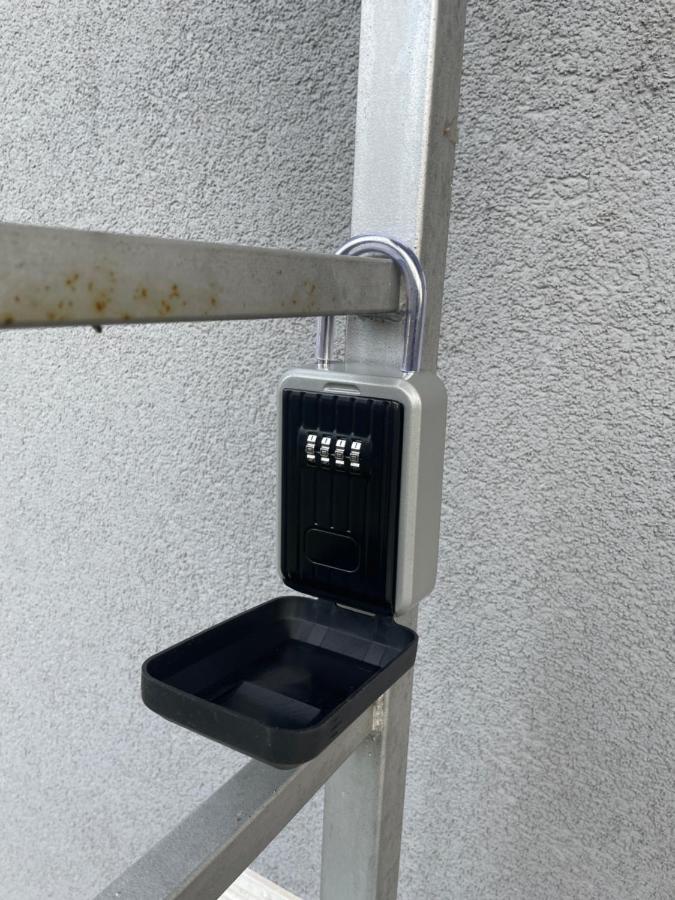 Cozy Self Check-in In Vibrant Ruzinov Area, Komarnicka 42, Bratislava