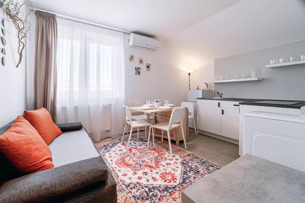 Apartment By Pyramide: Sylvestr Bratislava