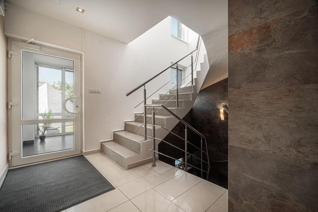 Apartment By Pyramide: Sylvestr